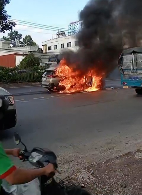 Hiện trường vụ ô tô bốc cháy - Ảnh cắt từ video Hiện trường vụ ô tô bốc cháy - Ảnh cắt từ video