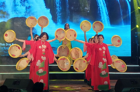 Tiết mục hội nông dân quận 12 mở màn hội thi Tiếng hát trên vành đai xanh - Ảnh: HOÀNG LÊ Tiết mục Hội Nông dân quận 12 mở màn hội thi Tiếng hát trên vành đai xanh - Ảnh: HOÀNG LÊ