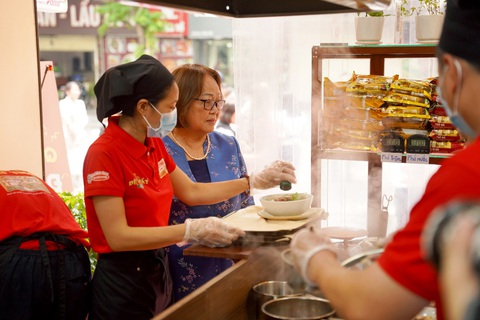 Acecook Việt Nam mở quán phở ăn liền Đệ Nhất tại Hà Nội- Ảnh 4. Bà Bùi Thị Sương, nghệ nhân ẩm thực, quan sát cách chế biến các món tại quán