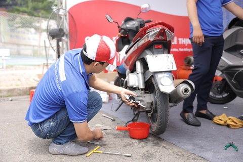 Ngày hội chăm sóc xe máy tại TP Biên Hòa- Ảnh 3. Kỹ thuật viên IDEMITSU thay nhớt cho xe