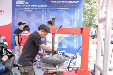 Ngày hội chăm sóc xe máy tại TP Biên Hòa- Ảnh 4. Kỹ thuật viên IRC kiểm tra lốp cho xe tham dự