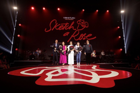 Sketch A Rose - Nhạc trẻ Việt trong nhà hát nghệ thuật Singapore- Ảnh 4. Bà Lê Thanh Hương - tổng giám đốc Menard Việt Nam (đứng thứ ba từ trái qua), nhận hoa từ ca sĩ Hà Anh Tuấn trong sự kiện công bố dự án “Sketch A Rose” - Ảnh: Menard Việt Nam