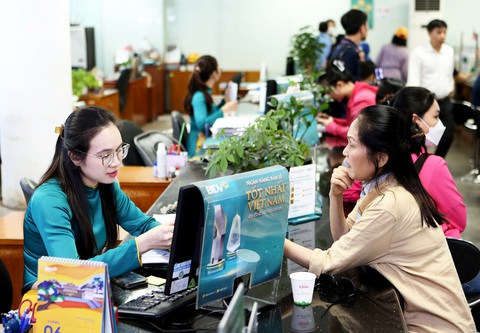 Áp lực tỉ giá dần hạ nhiệt- Ảnh 1. Ổn định giá vàng, USD sẽ giúp ổn định tâm lý người gửi VND vào ngân hàng - Ảnh: PHƯƠNG QUYÊN