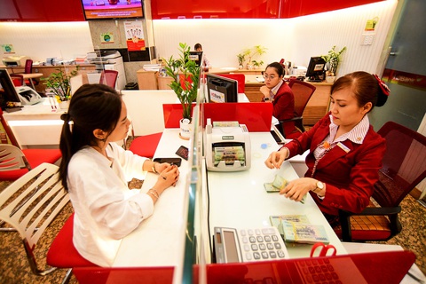 Áp lực tỉ giá dần hạ nhiệt- Ảnh 2. Khách hàng giao dịch tại một ngân hàng ở quận 1, TP.HCM - Ảnh: Q.ĐỊNH