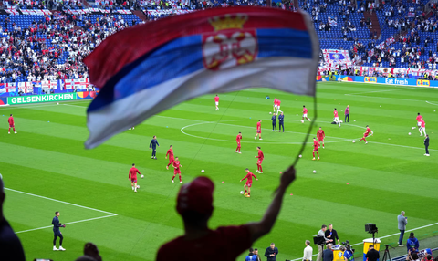 UEFA điều tra cổ động viên Serbia có hành vi phân biệt chủng tộc với cầu thủ Anh- Ảnh 1. Một cổ động viên Serbia vẫy cờ trong trận đấu Anh-Serbia hôm 17-6 (giờ Việt Nam) - Ảnh: GETTY IMAGES