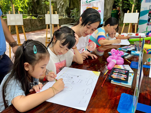Ngày 21 và 22-6, 28 đến 30-6 trong khung giờ từ 9h-11h30 sáng người dân đến Thảo cầm viên có thể tham gia vẽ tranh thi tài nhân dịp ngày Gia đình Việt Nam - Ảnh: THẢO PHƯƠNG Ngày 21 và 22-6, 28 đến 30-6, trong khung giờ từ 9h-11h30 sáng, người dân đến Thảo cầm viên có thể tham gia vẽ tranh thi tài nhân dịp Ngày Gia đình Việt Nam - Ảnh: THẢO PHƯƠNG
