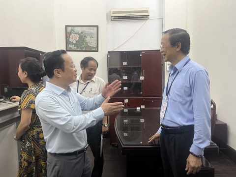 Hà Nội lo thiết bị gian lận thi tốt nghiệp phát từ khoảng cách hơn 25m- Ảnh 1. Thứ trưởng Bộ Giáo dục và Đào tạo Phạm Ngọc Thưởng trao đổi với ông Trần Thế Cương, giám đốc Sở Giáo dục và Đào tạo Hà Nội, khi kiểm tra một điểm thi vào ngày 18-6 - Ảnh: VĨNH HÀ