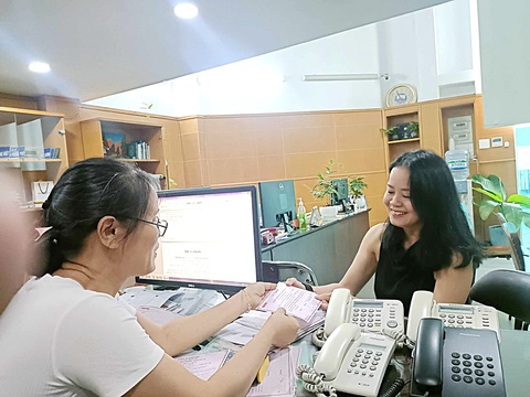 Phó bí thư thường trực Nguyễn Hồ Hải: Tàu cấp cứu và nhiệm vụ cho Cần Giờ với vùng lân cận- Ảnh 3. Sáng 17-6, chị Nguyễn Thị Ngọc Thảo đóng góp 5 triệu đồng cho chương trình “Tàu cấp cứu đường thủy cho Cần Giờ” - Ảnh: TR.D.