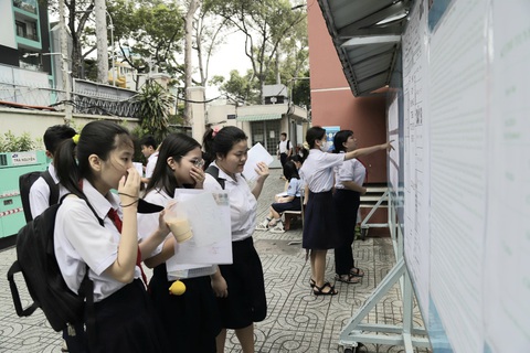 TP.HCM công bố điểm thi lớp 10 sáng 20-6, thí sinh có thể tra cứu nhanh trên Tuổi Trẻ Online- Ảnh 1. Thí sinh dự thi tuyển sinh lớp 10 năm 2024 ở TP.HCM - Ảnh: NHƯ HÙNG