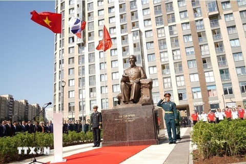 Chuyến thăm của Tổng thống Putin: Việt Nam độc lập, tự chủ trong đối ngoại- Ảnh 5. Tượng đài Chủ tịch Hồ Chí Minh ở thành phố St. Petersburg (Nga) vào tháng 6-2023 - Ảnh: TTXVN