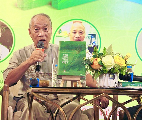 Ngàn năm văn minh Trà Việt- Ảnh 1. Ông Trịnh Quang Dũng chia sẻ trong tọa đàm về sách tại TP.HCM. Tác giả Trịnh Quang Dũng hiện là thành viên ban tư vấn Hiệp hội Ẩm thực Việt Nam. Cuốn Văn minh Trà Việt của ông ra mắt lần đầu năm 2012. Sau hơn 10 năm chỉnh lý, bổ sung, cuốn sách vừa tái bản với 844 trang (hơn khoảng 400 trang so với bản cũ) - Ảnh: HỒ LAM