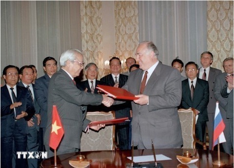 Chuyến thăm của Tổng thống Putin: Việt Nam độc lập, tự chủ trong đối ngoại- Ảnh 3. Thủ tướng Võ Văn Kiệt (trái) và Thủ tướng Nga Viktor Chernomyrdin ký Hiệp ước về những nguyên tắc cơ bản của quan hệ hữu nghị Việt Nam và Nga tháng 6-1994 - Ảnh: TTXVN