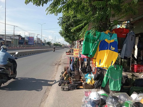 'Hóa trang' xe ôm công nghệ để né đo nồng độ cồn, coi chừng tác dụng ngược- Ảnh 1. Một điểm bán đồng phục xe ôm công nghệ ở quận Bình Tân, TP.HCM - Ảnh: ĐỊNH DƯƠNG