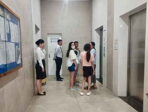 Phớt lờ chỉ đạo, chủ chung cư ở Nha Trang tự ý cắt điện thang máy- Ảnh 1. Việc chủ đầu tư chung cư Residence Nha Trang cắt điện thang máy khiến cư dân đi lại bất tiện - Ảnh: MINH CHIẾN