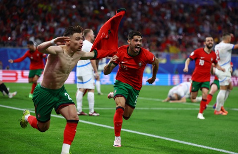 Bồ Đào Nha ngược dòng đánh bại CH Czech ở phút 90+2- Ảnh 1. Bàn thắng muộn của Concaicao (trái) mang về chiến thắng cho Bồ Đào Nha - Ảnh: REUTERS