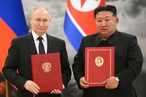 Nga và Triều Tiên ký kết thỏa thuận phòng thủ chung- Ảnh 1. Tổng thống Nga Vladimir Putin và nhà lãnh đạo Triều Tiên Kim Jong Un chụp ảnh trong buổi lễ ký kết sau cuộc hội đàm song phương ở Bình Nhưỡng ngày 19-6 - Ảnh: REUTERS