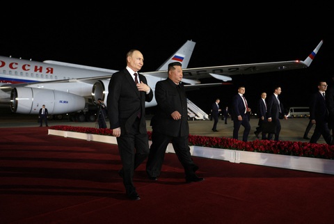 Tổng thống Nga Vladimir Putin được chào mừng bởi lãnh đạo Triều Tiên Kim Jong Un tại sân bay Bình Nhưỡng vào sáng sớm 19-4 - Ảnh: AFP/SPUTNIK Tổng thống Nga Vladimir Putin được chào mừng bởi lãnh đạo Triều Tiên Kim Jong Un tại sân bay quốc tế Bình Nhưỡng vào sáng sớm 19-6 - Ảnh: AFP/SPUTNIK