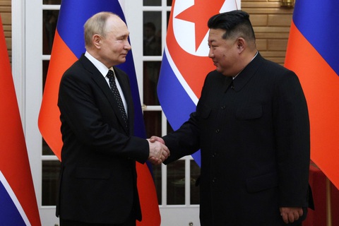 Tổng thống Nga Vladimir Putin bắt tay nhà lãnh đạo Triều Tiên Kim Jong Un tại cuộc hội đàm ngày 19-6 - Ảnh: AFP Tổng thống Nga Vladimir Putin bắt tay nhà lãnh đạo Triều Tiên Kim Jong Un tại cuộc hội đàm ngày 19-6 - Ảnh: AFP