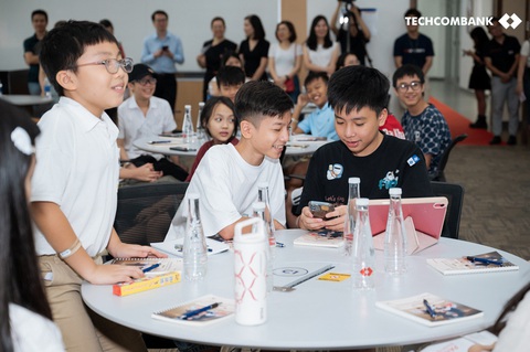 Techcombank: Phát triển thế hệ kế cận cùng Chương trình quản lý tài chính cho thế hệ trẻ- Ảnh 2. Chương trình quản lý tài chính cho thế hệ trẻ vừa là khóa học đề cao giáo dục, vừa tạo ra sân chơi hè để các con có cơ hội kết nối, phát triển mối quan hệ và phát triển bản thân - Ảnh: TCB