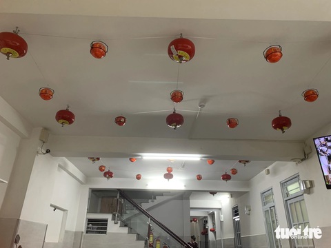 Chủ trọ tại TP.HCM chi hàng trăm triệu mua đồ phòng cháy chữa cháy- Ảnh 1. Khắp nơi trong nhà trọ là các vật dụng phòng cháy chữa cháy - Ảnh: HIỀN ANH