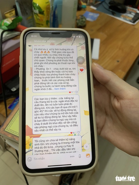 Chủ trọ tại TP.HCM chi hàng trăm triệu mua đồ phòng cháy chữa cháy- Ảnh 3. Chủ trọ hướng dẫn tỉ mỉ cho khách trọ cách xử lý khi có hỏa hoạn xảy ra - Ảnh: HIỀN ANH