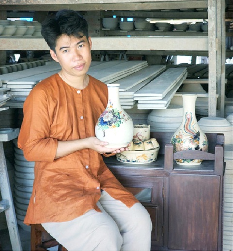 9X mong mang nắng về làng gốm Lái Thiêu xưa- Ảnh 1. Huỳnh Xuân Huỳnh bên các sản phẩm tại lò gốm Lái Thiêu - Ảnh: NVCC