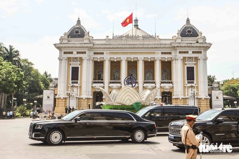 Ngắm siêu xe đặc chủng phục vụ Tổng thống Nga Putin trên đường phố Hà Nội- Ảnh 1. Siêu xe bọc thép, chống đạn Aurus của Tổng thống Nga Putin đi qua Nhà hát lớn Hà Nội - Ảnh: NGUYỄN KHÁNH