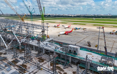 Nhà ga T3 Tân Sơn Nhất đã hoàn thiện xây thô cơ bản, phấn đấu vượt tiến độ 2 tháng- Ảnh 1. Công trình xây dựng nhà ga T3 Tân Sơn Nhất đang được đơn vị thi công đẩy nhanh tiến độ. Ghi nhận trưa 19-6 - Ảnh: CHÂU TUẤN