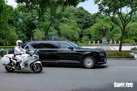 Xe đặc chủng phục vụ Tổng thống Nga Putin đi qua tượng đài Lênin - Ảnh: NAM TRẦN Xe đặc chủng đi qua tượng đài Lênin - Ảnh: NAM TRẦN