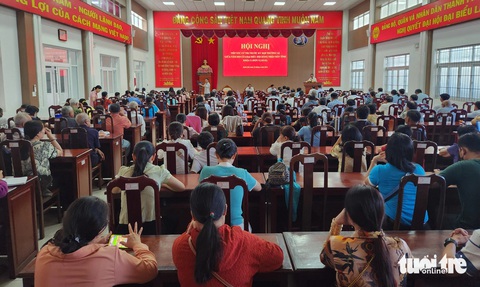 Sẽ làm đường ven biển từ Kiên Giang đi Cà Mau hơn 37.000 tỉ đồng- Ảnh 1. Toàn cảnh buổi tiếp xúc cử tri của Chủ tịch UBND tỉnh Kiên Giang Lâm Minh Thành - Ảnh: BỬU ĐẤU