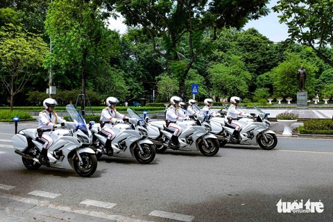 Dàn xe mô tô Yamaha FJR1300P được Bộ Tư lệnh Cảnh vệ sử dụng đi bảo vệ xung quanh xe phục vụ Tổng thống Putin - Ảnh: NAM TRẦN Dàn xe mô tô Yamaha FJR1300P được Bộ Tư lệnh Cảnh vệ sử dụng đi bảo vệ xung quanh xe phục vụ Tổng thống Putin - Ảnh: NAM TRẦN