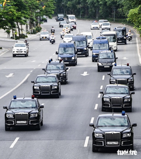 àn xe phục vụ Tổng thống Nga Putin di chuyển từ trung tâm Hà Nội lên sân bay Nội Bài chuẩn bị cho cuộc diễn tập - Ảnh: HỒNG QUANG Dàn xe phục vụ Tổng thống Nga Putin di chuyển từ trung tâm Hà Nội lên sân bay Nội Bài chuẩn bị cho cuộc diễn tập - Ảnh: HỒNG QUANG