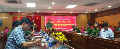 Phát hiện vụ in lậu, tiêu thụ 4 triệu cuốn sách giáo khoa trong 2 năm qua- Ảnh 1. Thiếu tướng Vũ Xuân Viên - giám đốc Công an Đà Nẵng - trao đổi tại buổi gặp mặt - Ảnh: ĐOÀN CƯỜNG