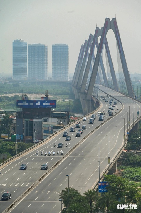 Ngắm siêu xe đặc chủng phục vụ Tổng thống Nga Putin trên đường phố Hà Nội- Ảnh 2. Đoàn xe di chuyển trên cầu Nhật Tân vào trung tâm Hà Nội - Ảnh: HỒNG QUANG