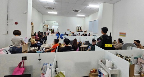 Phát hiện vụ in lậu, tiêu thụ 4 triệu cuốn sách giáo khoa trong 2 năm qua- Ảnh 3. Đường dây cho vay nặng lãi khủng bị bóc dỡ - Ảnh: H.B.