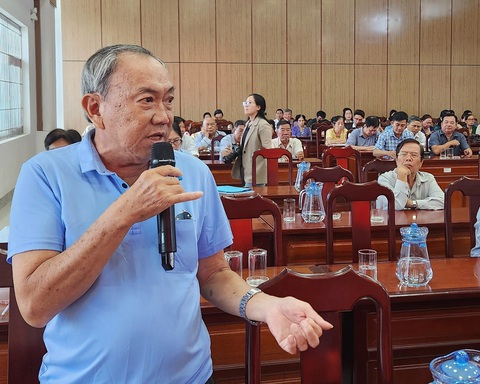 Sẽ làm đường ven biển từ Kiên Giang đi Cà Mau hơn 37.000 tỉ đồng- Ảnh 2. Ông Lê Bé Quang - ngụ phường Vĩnh Bảo, TP Rạch Giá - kiến nghị đến đại biểu HĐND tỉnh Kiên Giang - Ảnh: BỬU ĐẤU