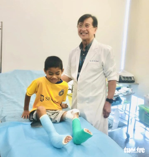 Cậu bé đến trường trên lưng bạn đã được phẫu thuật chân- Ảnh 1. Giáo sư, bác sĩ Rene Esser phẫu thuật miễn phí cho em Hồ Thanh Lâm - Ảnh: NGUYỄN BÌNH NAM