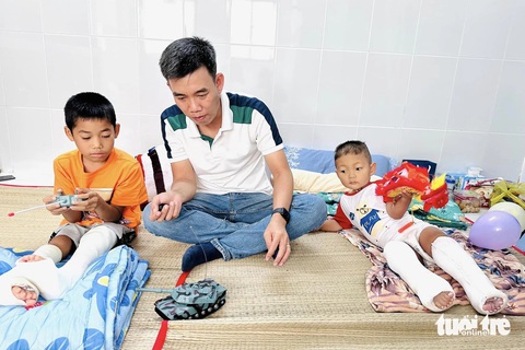Cậu bé đến trường trên lưng bạn đã được phẫu thuật chân- Ảnh 2. Anh Nam và Lâm (trái) thời điểm chưa tháo bột - Ảnh: NGUYỄN BÌNH NAM