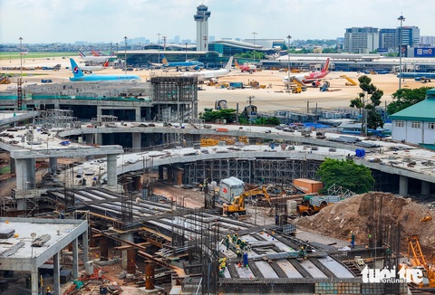 Nhà ga T3 Tân Sơn Nhất đã hoàn thiện xây thô cơ bản, phấn đấu vượt tiến độ 2 tháng- Ảnh 5. Hiện nay, phần thô (kết cấu) nhà ga hành khách (1 tầng hầm, 4 tầng nổi) đạt 100%. Trong đó, các trụ cầu tầng đã xây 78/158, đạt 49%, nhịp cầu đạt 6/21 liên cầu, đạt 29%, Cầu rẽ nhánh hoàn thành 100%