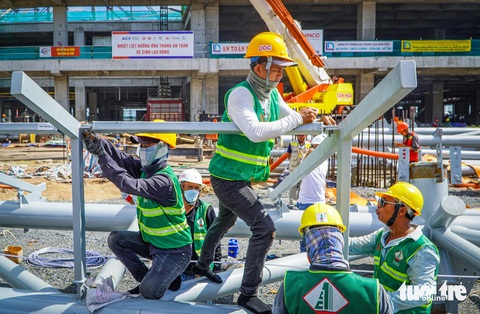 Nhà ga T3 Tân Sơn Nhất đã hoàn thiện xây thô cơ bản, phấn đấu vượt tiến độ 2 tháng- Ảnh 6. Trên công trường đã huy động hơn 2.000 công nhân và kỹ sư, hàng trăm máy móc thiết bị làm việc