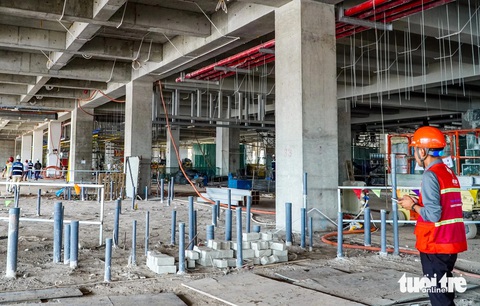 Nhà ga T3 Tân Sơn Nhất đã hoàn thiện xây thô cơ bản, phấn đấu vượt tiến độ 2 tháng- Ảnh 10. Công tác thi công cơ điện, ống nước... đang bám sát tiến độ tổng thể tiến độ xây dựng dự án