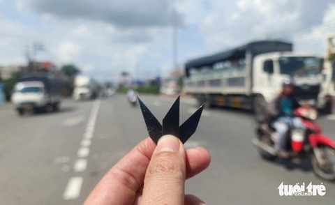Đinh nhọn 'tái xuất' trên quốc lộ 1, đoạn lên cầu vượt An Sương- Ảnh 3. Những miếng đinh hình thoi sắc nhọn nhặt lên từ mặt đường - Ảnh: NGỌC KHẢI