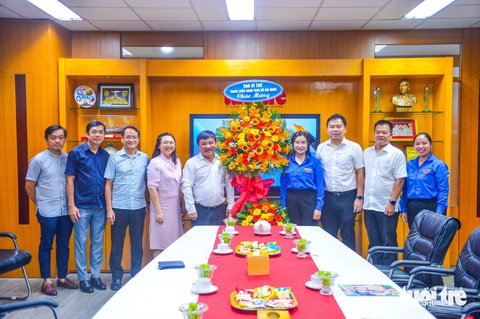 Bí thư Trung ương Đoàn thăm, chúc mừng báo Tuổi Trẻ- Ảnh 1. Đoàn đại biểu của Ban Bí thư Trung ương Đoàn chụp ảnh lưu niệm cùng Ban biên tập báo Tuổi Trẻ - Ảnh: QUANG ĐỊNH