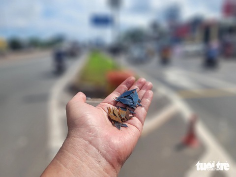 Đinh nhọn 'tái xuất' trên quốc lộ 1, đoạn lên cầu vượt An Sương- Ảnh 5. Nhiều miếng đinh nhặt được tại đoạn đường vài chục mét lên cầu vượt An Sương - Ảnh: NGỌC KHẢI