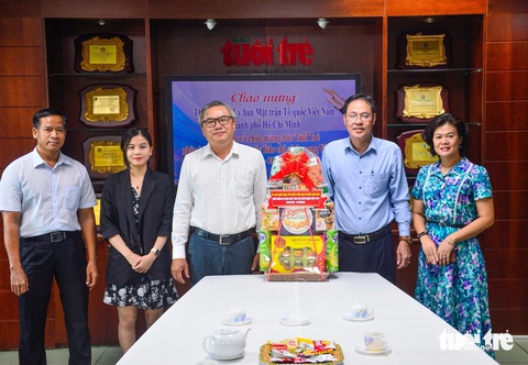 Bí thư Trung ương Đoàn thăm, chúc mừng báo Tuổi Trẻ- Ảnh 3. Đại diện Ủy ban MTTQ Việt Nam TP.HCM đến thăm chúc mừng báo Tuổi Trẻ - Ảnh: QUANG ĐỊNH