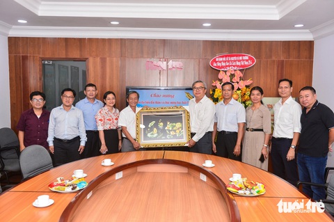 Bí thư Trung ương Đoàn thăm, chúc mừng báo Tuổi Trẻ- Ảnh 6. Đại diện Sở Tài nguyên và Môi trường TP.HCM đến thăm, tặng quà chúc mừng báo Tuổi Trẻ - Ảnh: QUANG ĐỊNH
