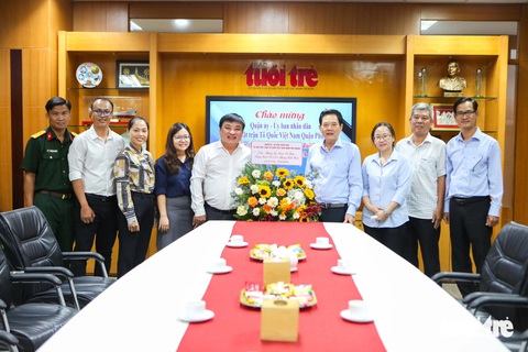 Bí thư Trung ương Đoàn thăm, chúc mừng báo Tuổi Trẻ- Ảnh 8. Đại diện Quận ủy - UBND - Ủy ban MTTQ Việt Nam quận Phú Nhuận đến thăm báo Tuổi Trẻ - Ảnh: PHƯƠNG QUYÊN