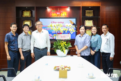 Bí thư Trung ương Đoàn thăm, chúc mừng báo Tuổi Trẻ- Ảnh 9. Đại diện Quận ủy - UBND - Ủy ban MTTQ Việt Nam quận Tân Phú đến thăm báo Tuổi Trẻ - Ảnh: PHƯƠNG QUYÊN
