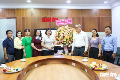 Bí thư Trung ương Đoàn thăm, chúc mừng báo Tuổi Trẻ- Ảnh 5. Đại diện Học viện Chính trị khu vực II đến thăm, chúc mừng báo Tuổi Trẻ - Ảnh: PHƯƠNG QUYÊN