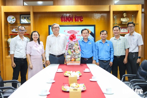 Bí thư Trung ương Đoàn thăm, chúc mừng báo Tuổi Trẻ- Ảnh 4. Đại diện Liên đoàn Lao động TP.HCM đến thăm, chúc mừng báo Tuổi Trẻ - Ảnh: PHƯƠNG QUYÊN